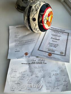 CERTIFIED MANCHESTER UNITED FOOTBALL. SIGNED BY 2005 2006 1st TEAM SQUAD