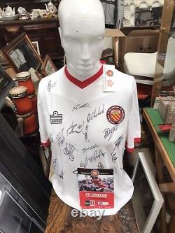 Fc united of Manchester signed shirt/ programme 2010