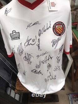 Fc united of Manchester signed shirt/ programme 2010