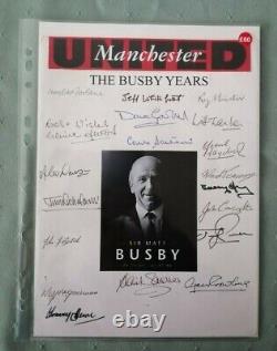 MANCHESTER UNITED A4 DISPLAY CONTAINING 19 MULTI PLAYERS SIGNATURES COA 50s-70s