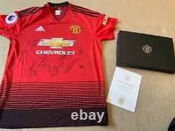 MANCHESTER UNITED Shirt SIGNED by Members of the Squad Aut 18 Boxed & COA
