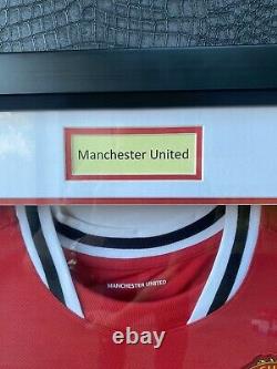 MUFC HOLOGRAM CERTIFICATION Manchester United 2010-11 Squad Signed Framed Shirt
