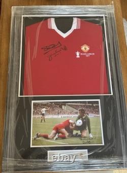 Manchester United 1977 FA Cup Signed Shirt & Photo Framed (3 Signatures)