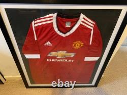 Manchester United 2015/2016 Squad Signed Home Shirt Original framed