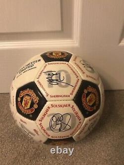 Manchester United Official Merchandise Signed Crest Signature Football Size 5