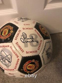 Manchester United Official Merchandise Signed Crest Signature Football Size 5