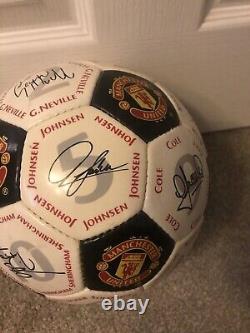 Manchester United Official Merchandise Signed Crest Signature Football Size 5