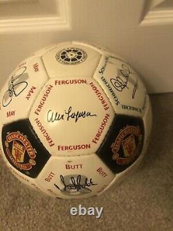 Manchester United Official Merchandise Signed Crest Signature Football Size 5